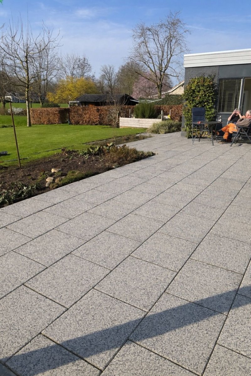 Hetzelfde terras schoon opgeleverd, met bewoners die in de zon zitten