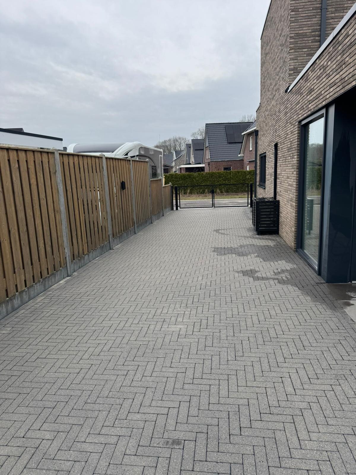 Hetzelfde achterpad na reiniging: de visgraatklinkers zijn weer egaal lichtgrijs